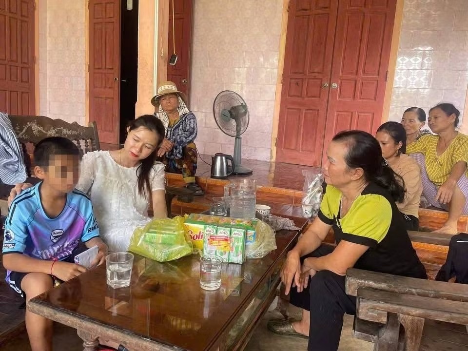 'Chau rua bat, quet nha khong sach nen bi danh' hinh anh