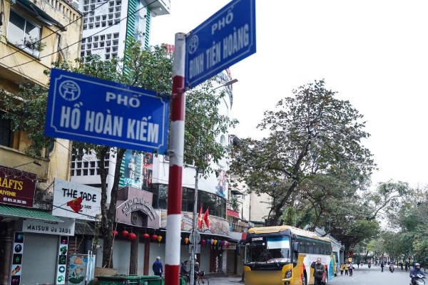 De xuat mo rong cam xe tren 16 cho tren toan bo phuong Hoan Kiem gio cao diem hinh anh