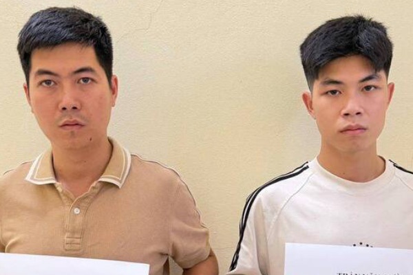 Tam giu 2 anh em xong vao quan cat toc hanh hung phu nu dang om con nho hinh anh