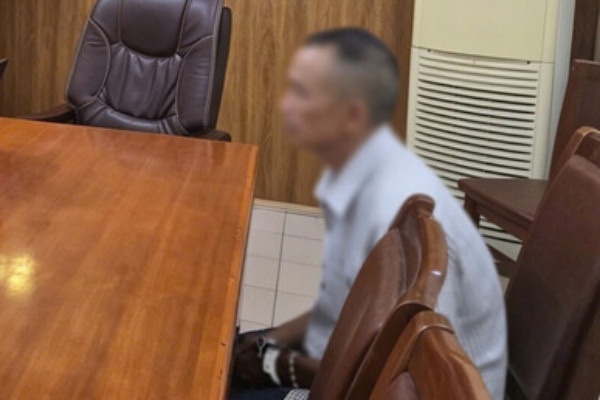 Tam giu hinh su nguoi dan ong 60 tuoi gio tro doi bai voi be gai hinh anh