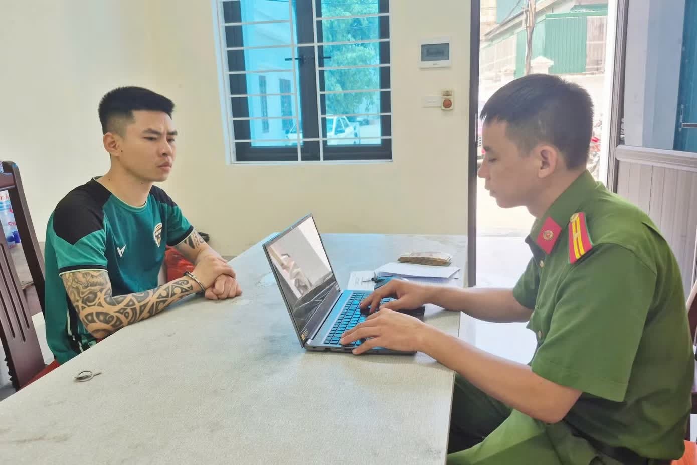 mua 10 qua trung,  giat day chuyen vang anh 1