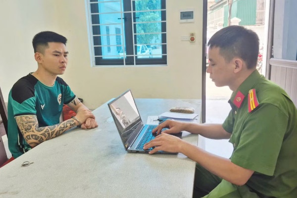Hoi mua 10 qua trung roi giat day chuyen vang cua chu quan hinh anh