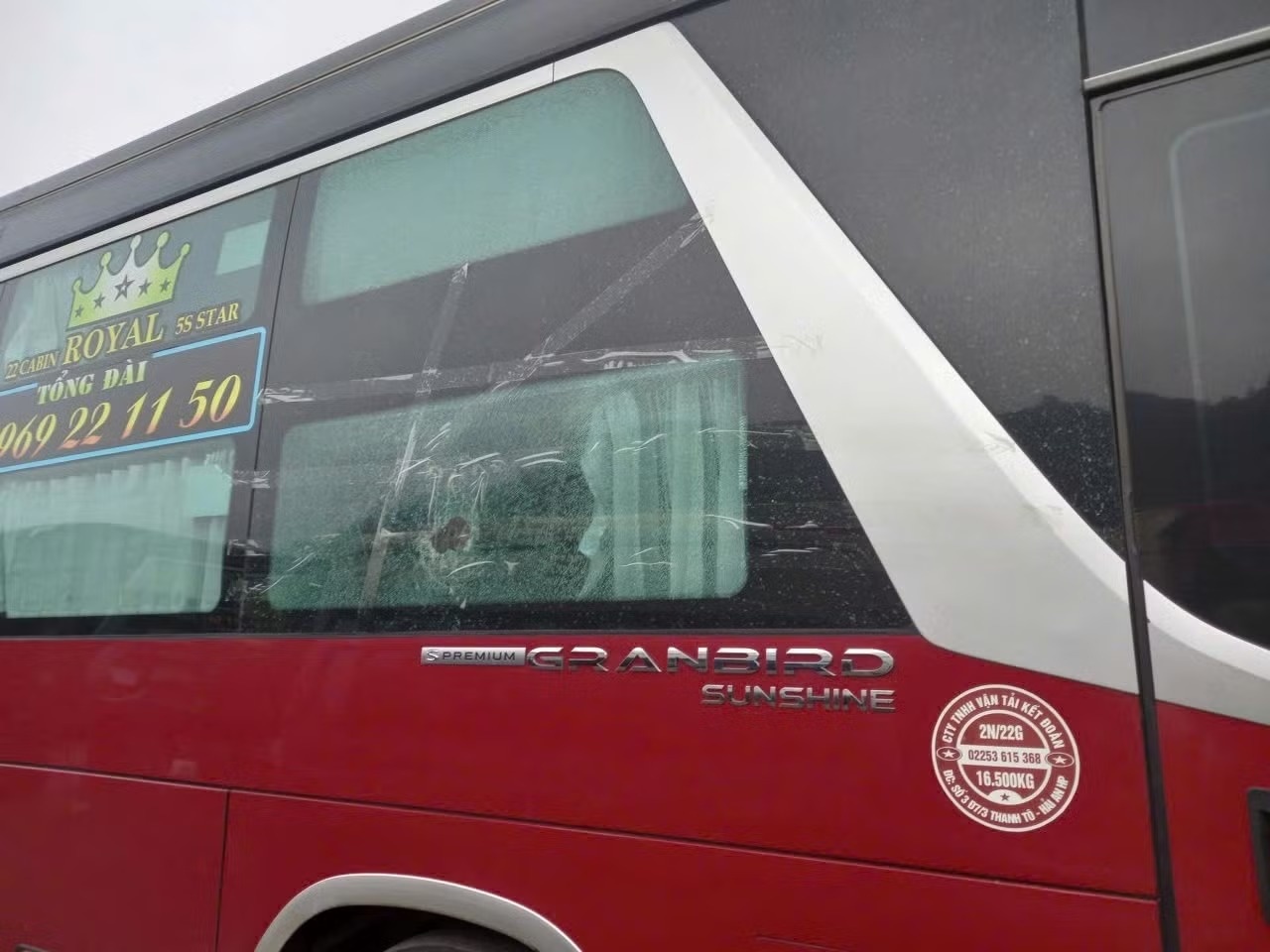 Lap camera ngan chan nem da xe tren cao toc Noi Bai - Lao Cai hinh anh