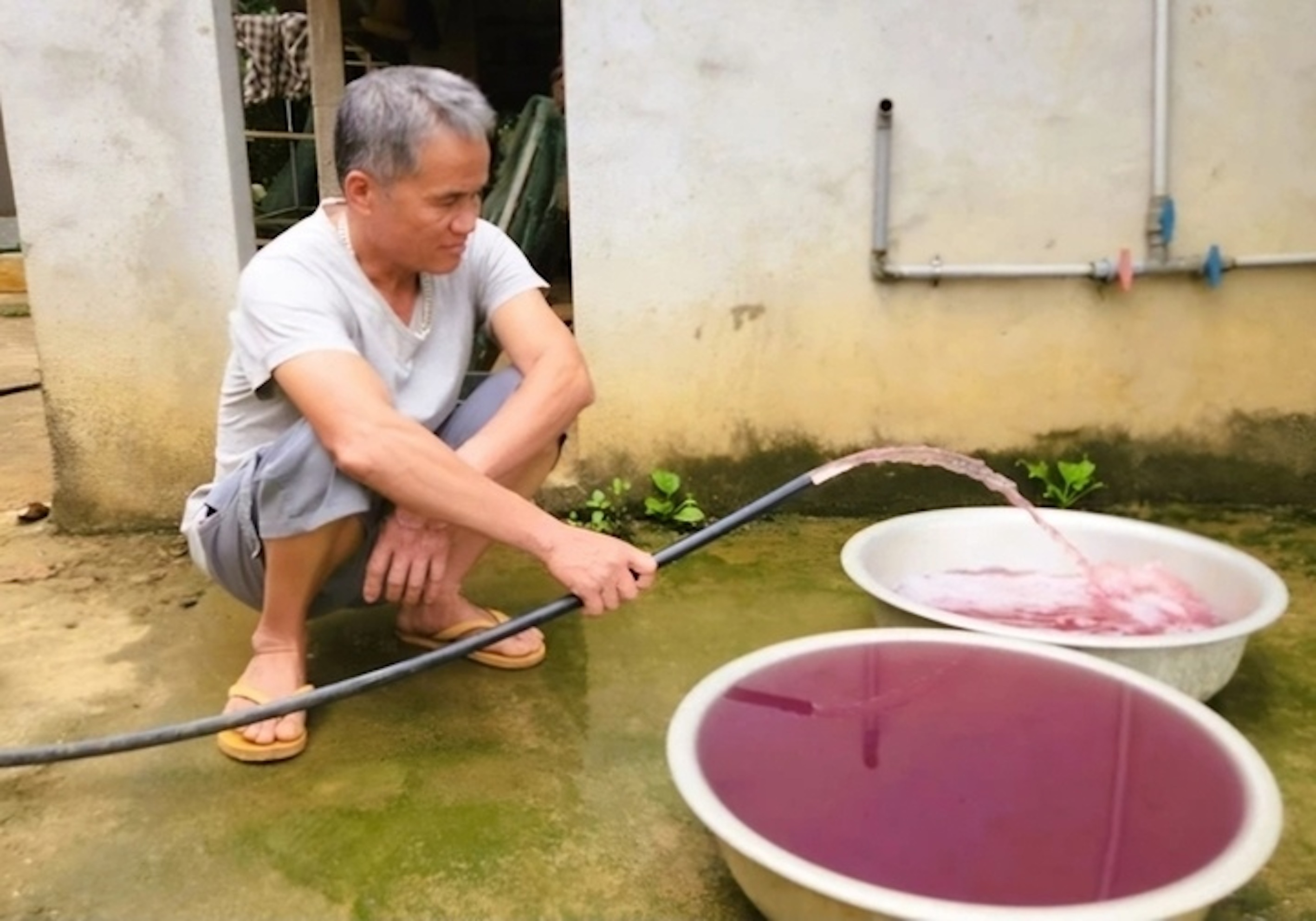 nuoc gieng doi mau anh 1