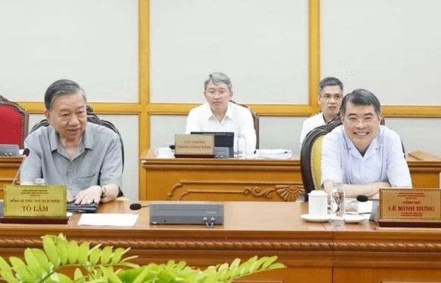 Bo Chinh tri danh gia 3 nam thuc hien nghi quyet phat trien TP.HCM hinh anh