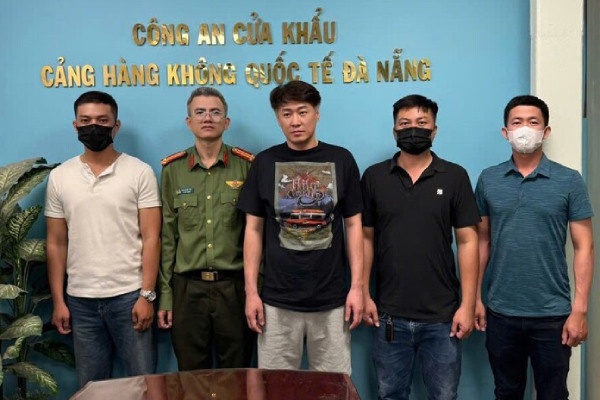 Tron truy na quoc te, nguoi dan ong nuoc ngoai bi bat tai khach san o Da Nang hinh anh
