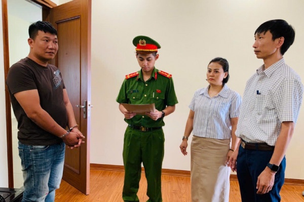 Khoi to 3 doi tuong mua ban lon nhiem dich ta chau Phi hinh anh
