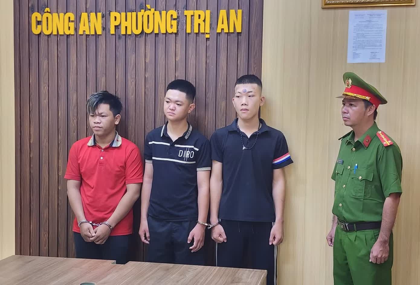 dung bom xang,  tan cong nha dan anh 1