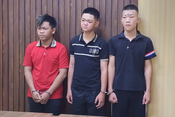 Khoi to 4 doi tuong dung 'bom xang' tan cong nha dan hinh anh