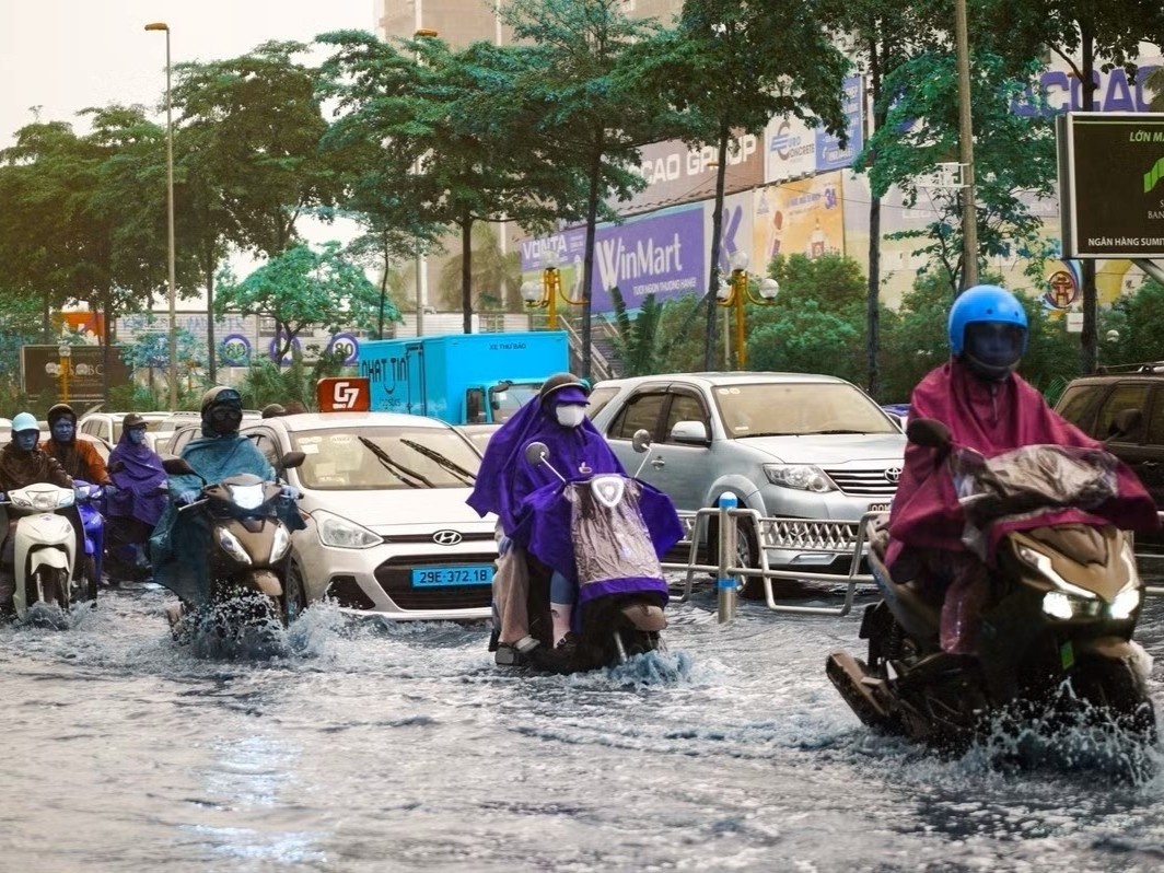 Chieu toi nay, mien Bac don mua 'giai nhiet', ket thuc dot nang nong dien rong hinh anh