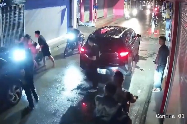 2 co gai di xe may bi duoi danh giua duong o Ha Noi hinh anh