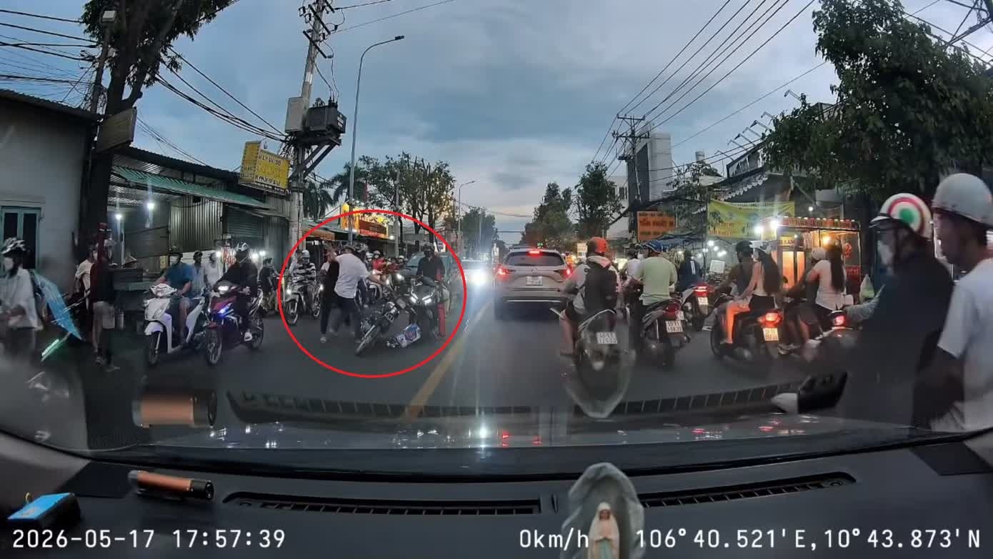 Nguoi dan ong,  cho bia,  bi danh giua duong anh 1