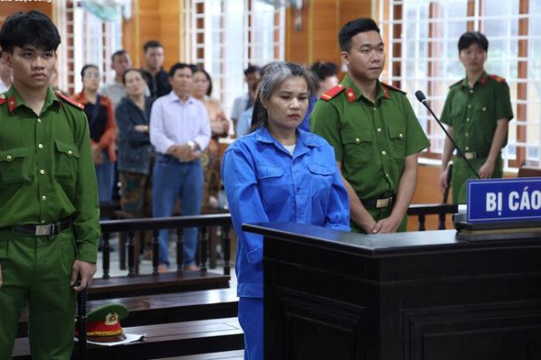 Bao hanh be trai hon 1 tuoi gay tu vong, bao mau o Quang Ngai linh 20 nam tu hinh anh