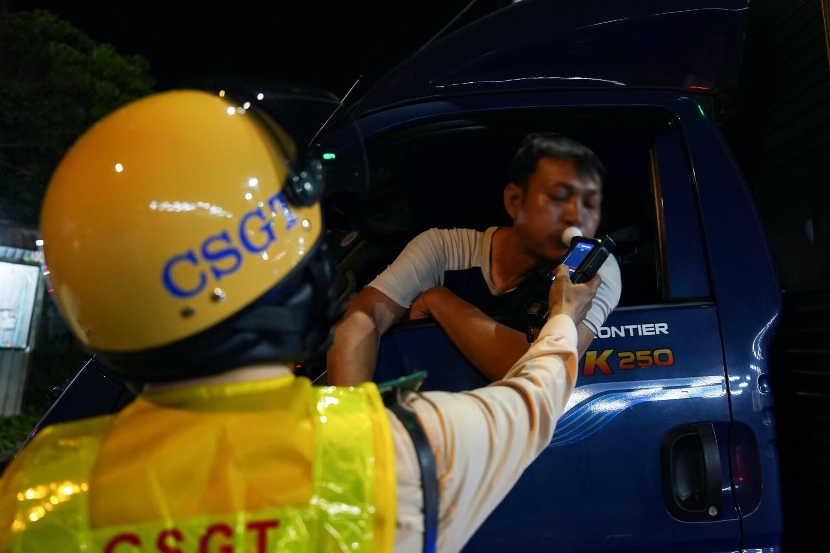 CSGT 'dot kich' cho Binh Dien, phat hien tai xe khong GPLX, duong tinh ma tuy hinh anh