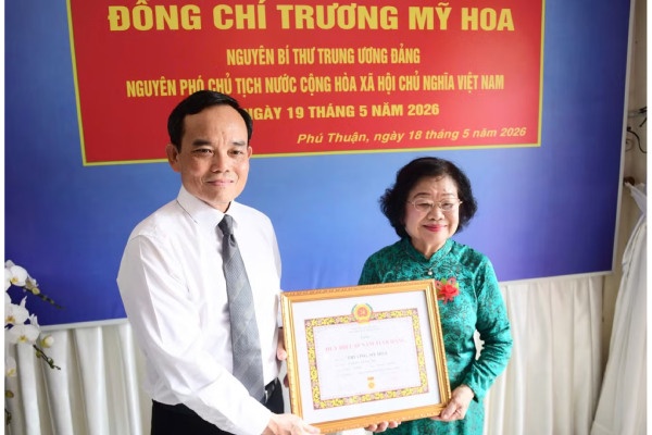 Nguyen Pho Chu tich nuoc Truong My Hoa nhan Huy hieu 65 nam tuoi Dang hinh anh