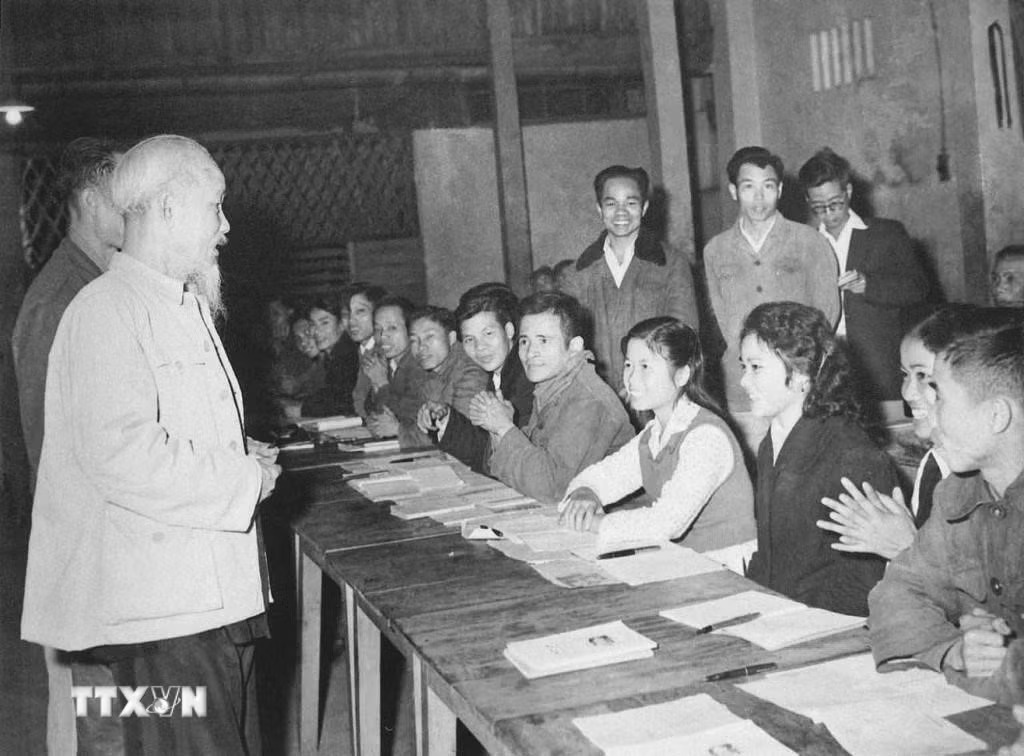 Ho Chi Minh anh 1