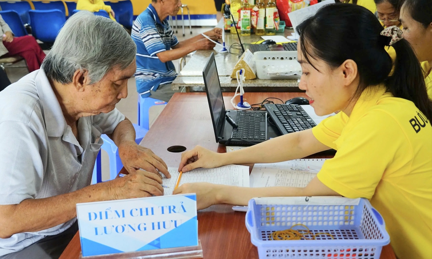 Tang 8% luong huu va tro cap tu 1/7 hinh anh
