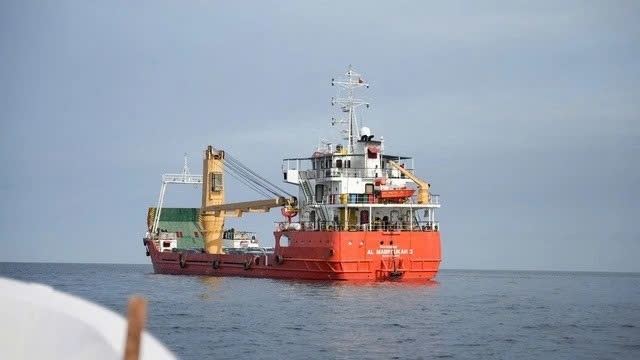 Iran cap phep cho 30 tau di qua eo bien Hormuz trong mot ngay hinh anh