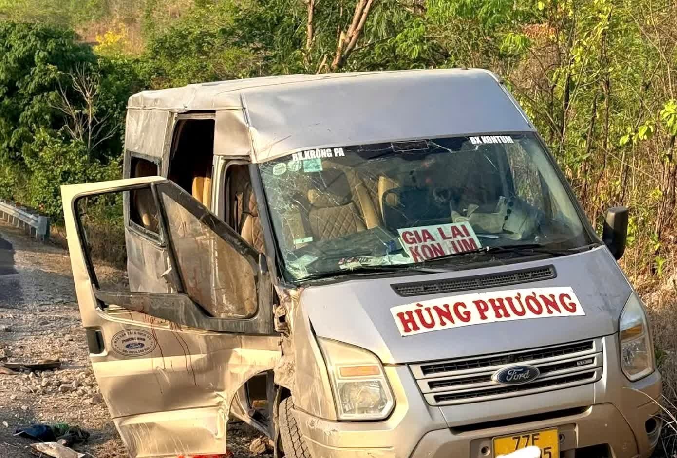 Khoi to,  vu lat xe khach,  tren deo To Na anh 2