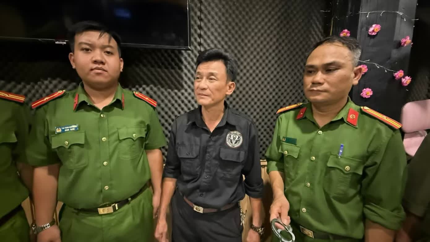 Bat tai xe,  xe Jeep anh 1