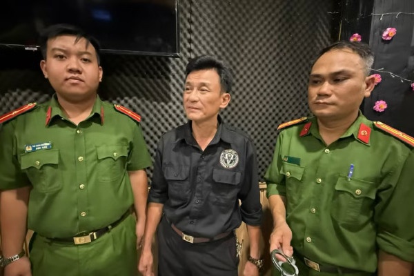 Bat tai xe xe Jeep chay nguoc chieu, truy duoi de doa xe om gay nao loan hinh anh