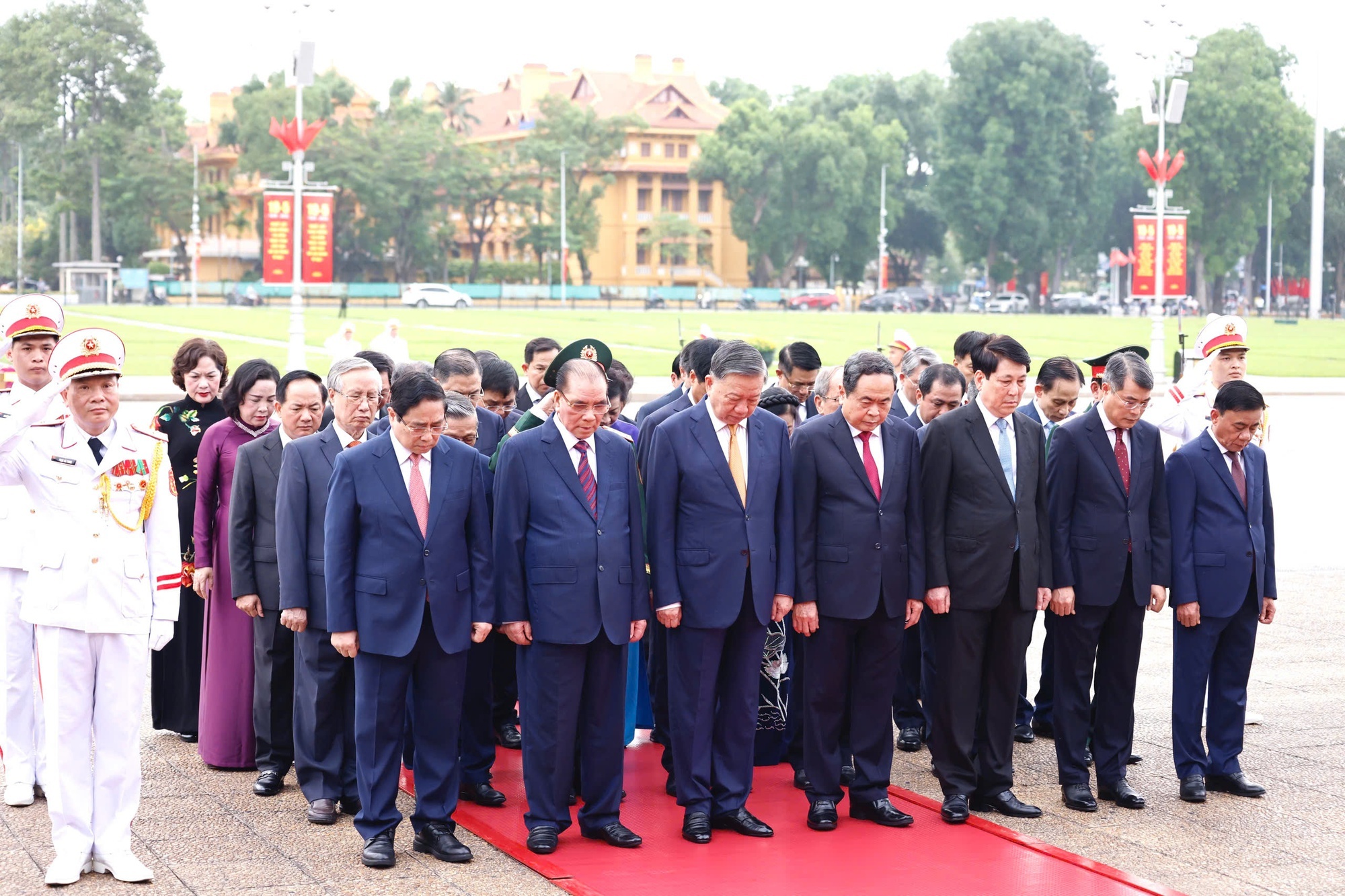 Ho Chi Minh anh 1