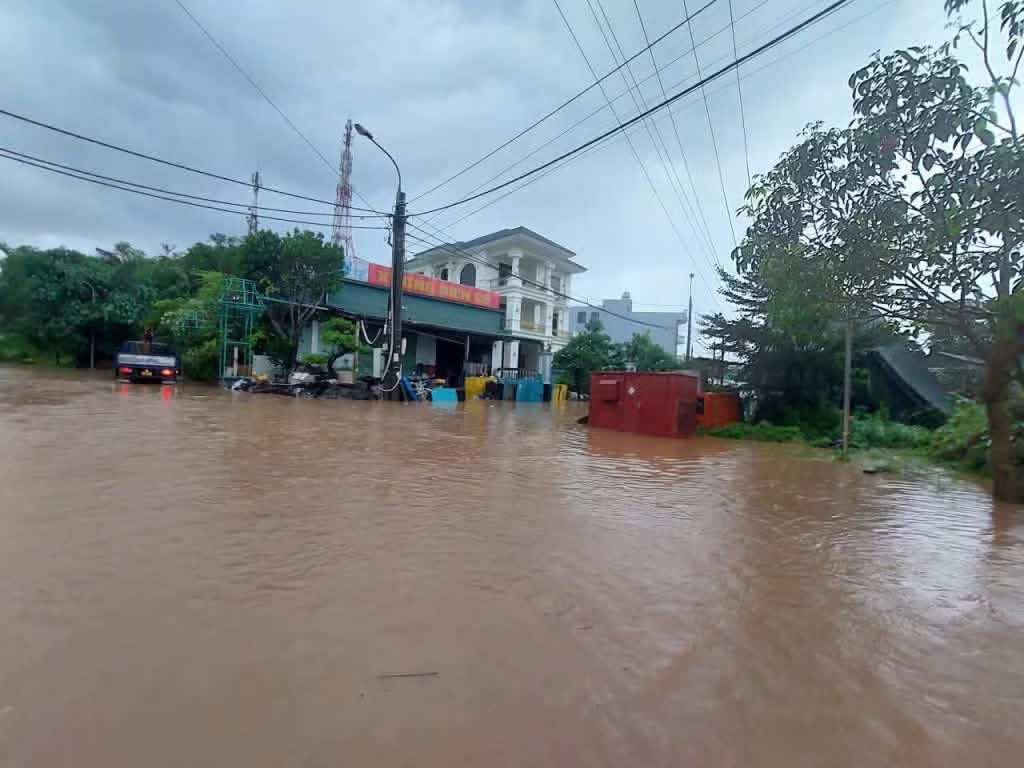 Mua trang troi, nhieu noi o Quang Ninh ngap sau hinh anh