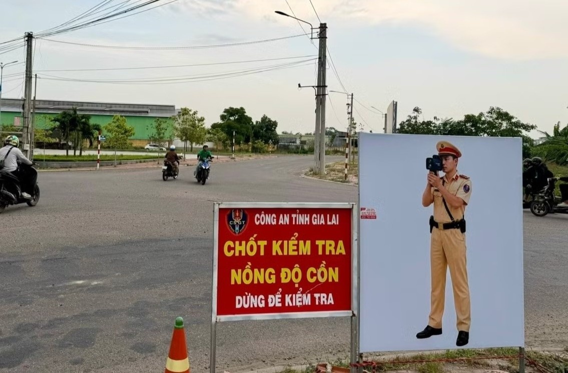 Gia Lai lap hinh anh can bo CSGT ban toc do tai cac diem nong hinh anh