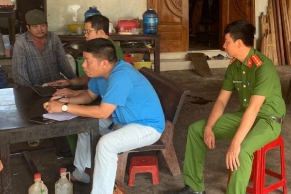 Nguoi vo bang hoang khi phat hien chong tu vong voi con dao cam tren nguc hinh anh