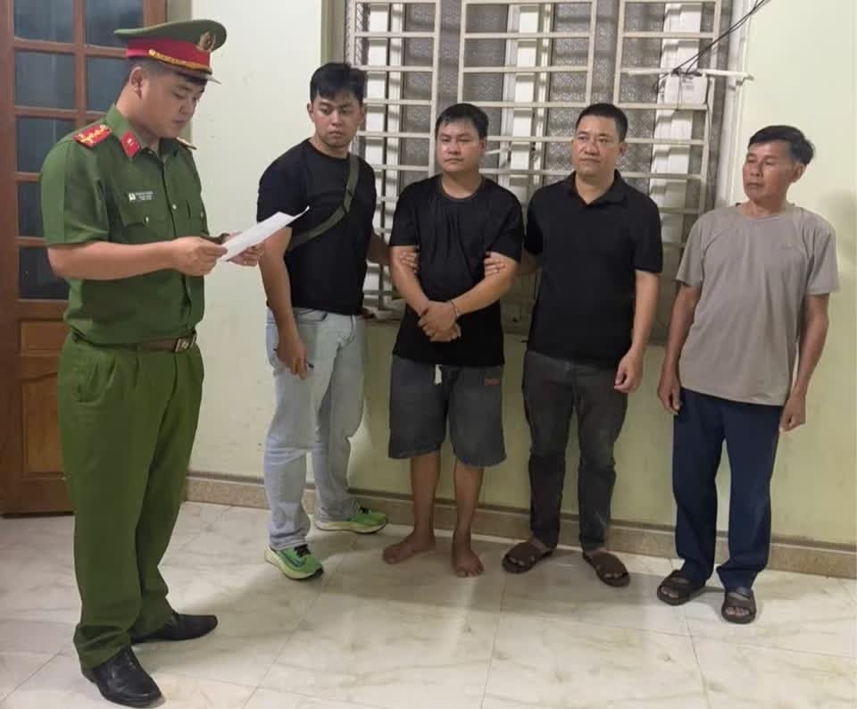 danh guc trong dem,  tren pho Ha Noi anh 3
