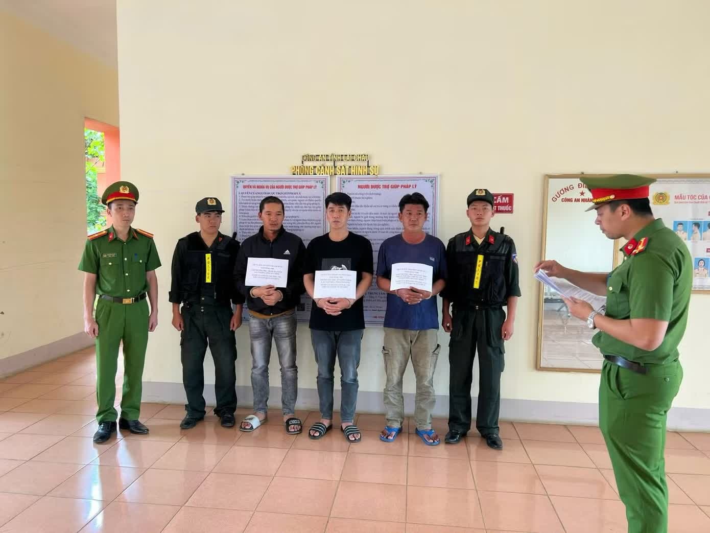 danh guc trong dem,  tren pho Ha Noi anh 2