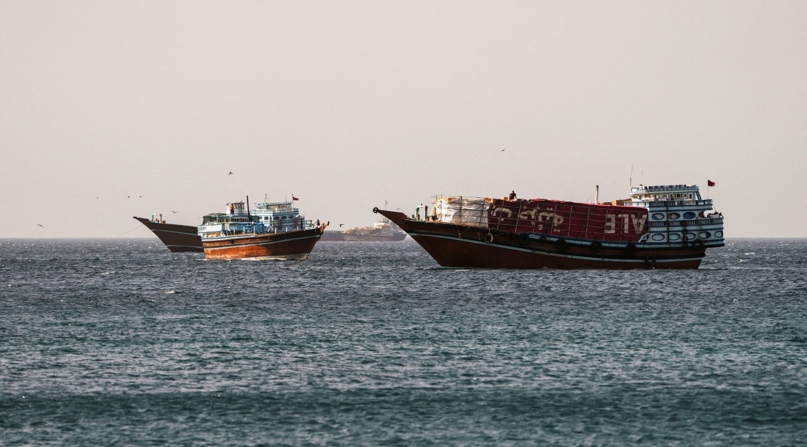 Iran cap phep them cho nhieu tau di qua eo Hormuz hinh anh