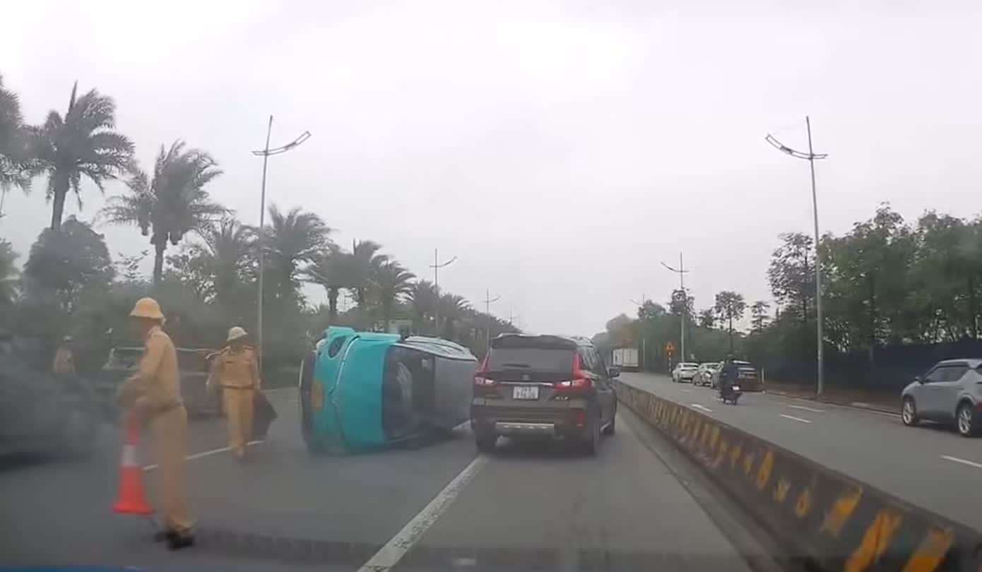 Tai xe buon ngu, xe cong nghe lao vao dai phan cach lat giua duong hinh anh