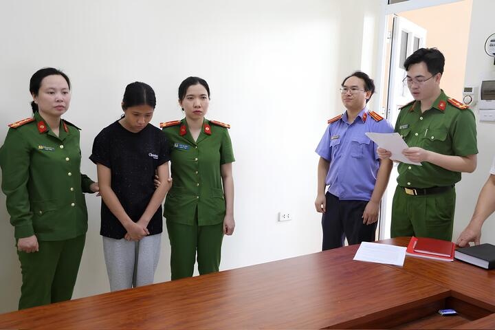 Khoi to nu sinh,  hanh hung ban hoc anh 2