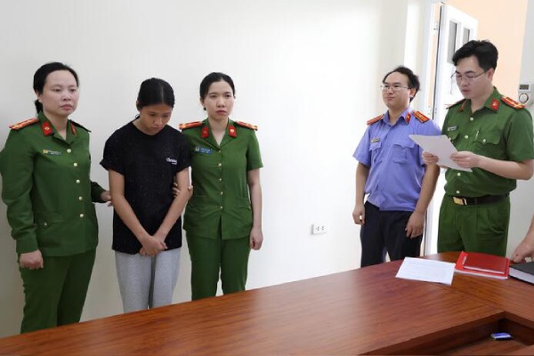Khoi to 2 nu sinh trong vu hanh hung ban hoc o Phu Tho hinh anh