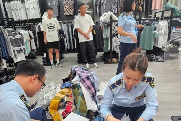 Tam giu gan 2.000 san pham thoi trang nghi gia nhan hieu hinh anh