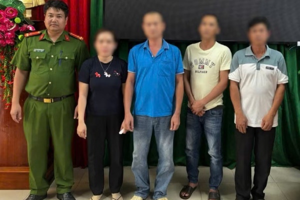 Bat 3 doi tuong giet mo heo chet, nhiem benh de ban hinh anh