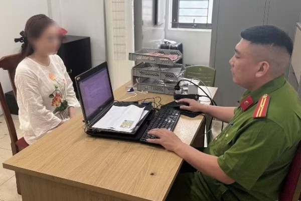 Lap ho so xu ly nguoi phu nu danh nam tai xe oto sau va cham giao thong hinh anh