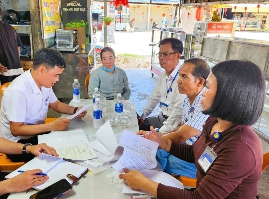 Tiem banh mi o Quang Tri bi tam dinh chi sau vu phat hien doi trong xoi hinh anh