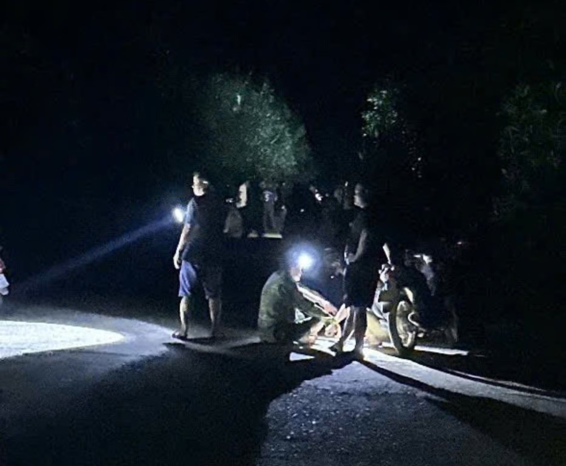 Ru nhau di cau ca, hai nam sinh lop 10 chet duoi hinh anh