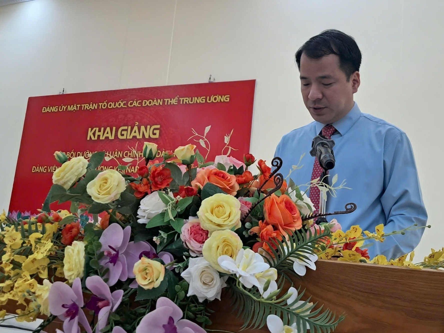 Trang bi nen tang ly luan chinh tri cho dang vien moi va doi tuong ket nap Dang hinh anh