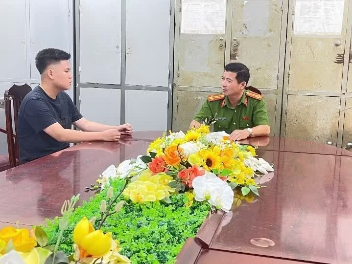 Tam giu hinh su,  doi tuong,  duoi danh,  2 co gai anh 1