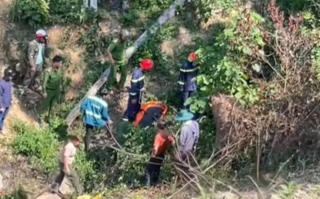 Dap xe 'phuot' qua deo, 2 hoc sinh lao xuong vuc sau 50 m hinh anh