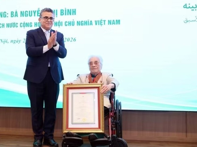 Ba Nguyen Thi Binh nhan Huan chuong Ngoi sao Cong trang cua Nha nuoc Palestine hinh anh