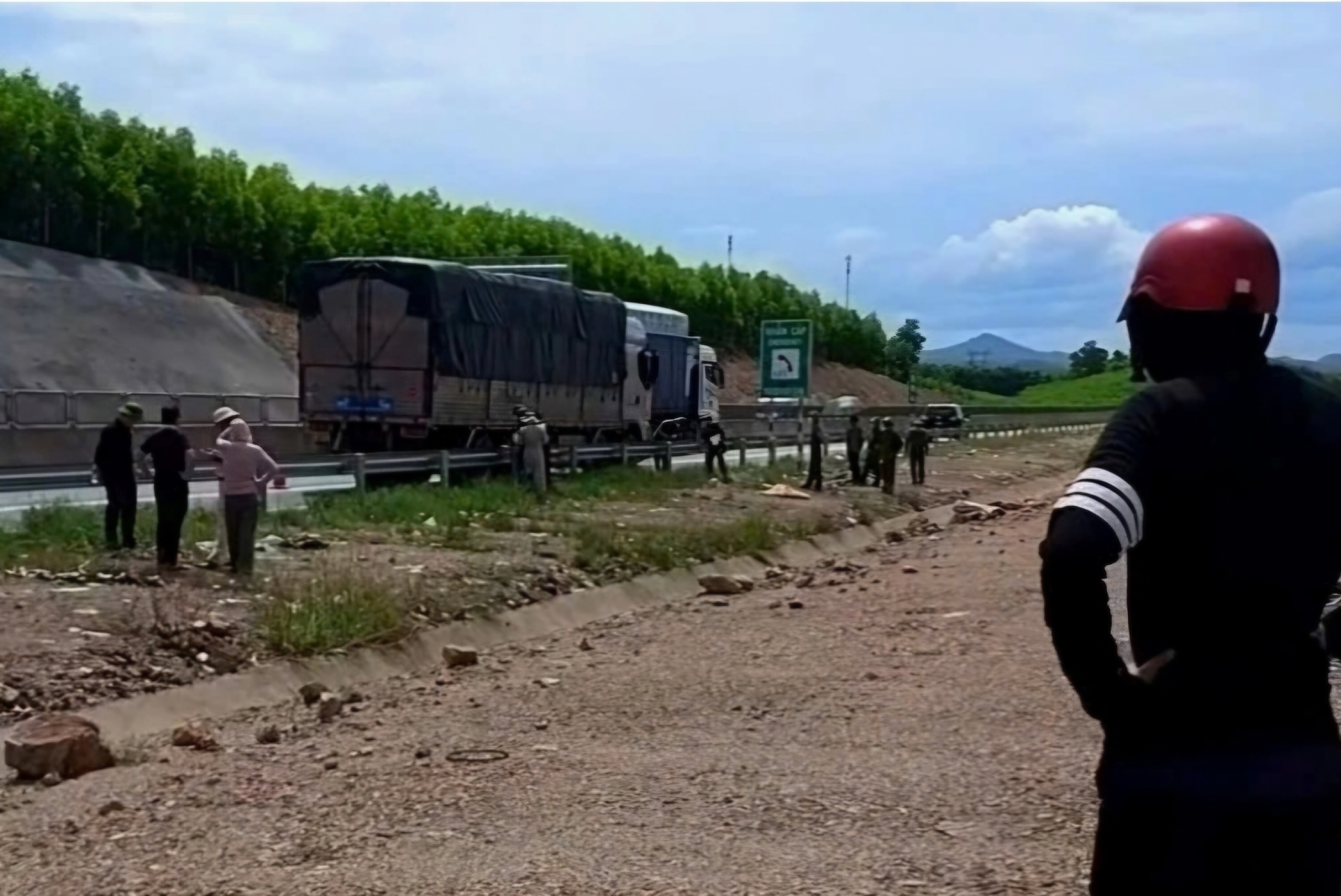 Nguoi dan ong chet canh xe tai tren cao toc Bac - Nam hinh anh