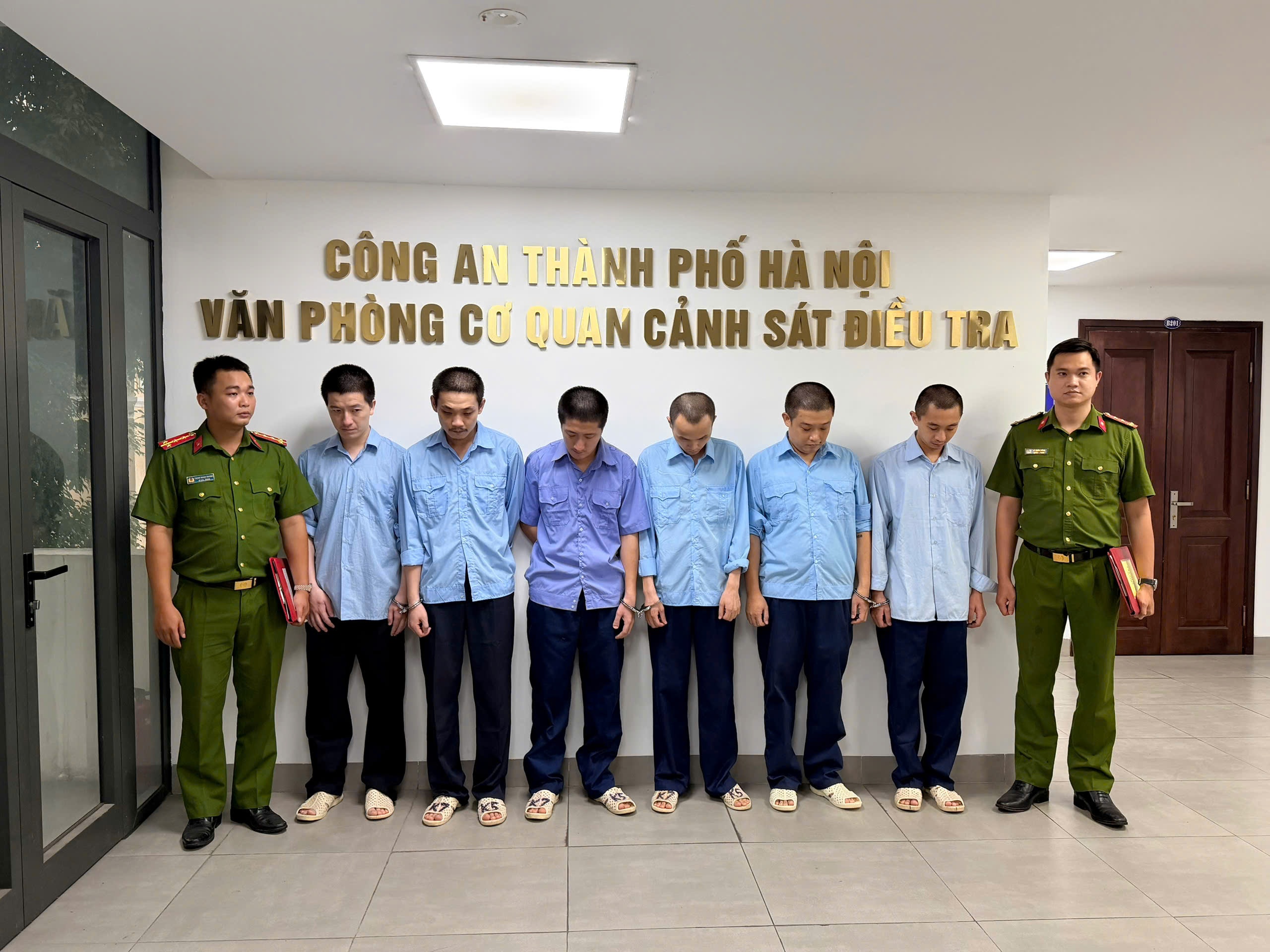 Triet pha duong day buon lau 300 kg vang tu nuoc ngoai vao Viet Nam hinh anh
