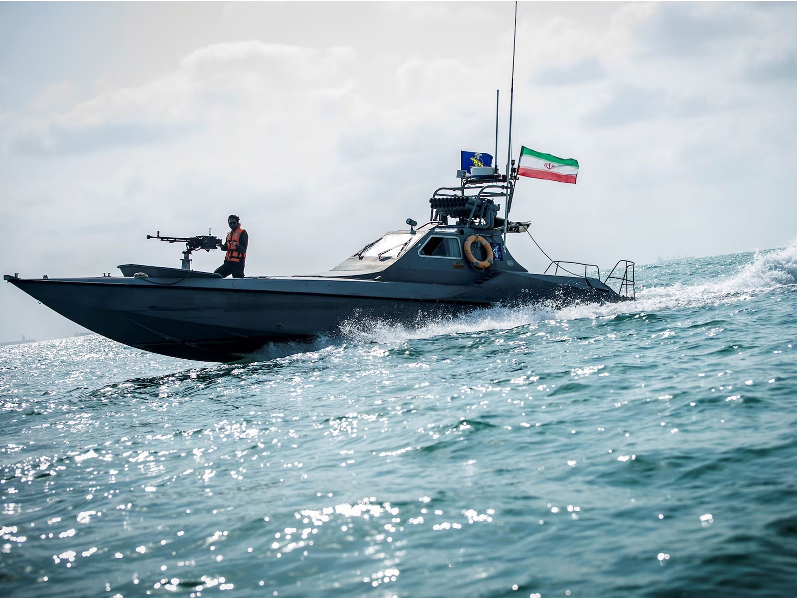 Truyen thong Iran: May bay My tan cong tau IRGC gan eo bien Hormuz hinh anh