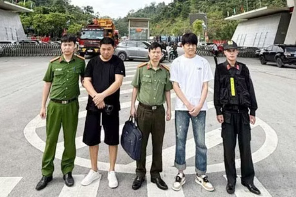Ban giao trum lua dao quoc te cho Trung Quoc hinh anh