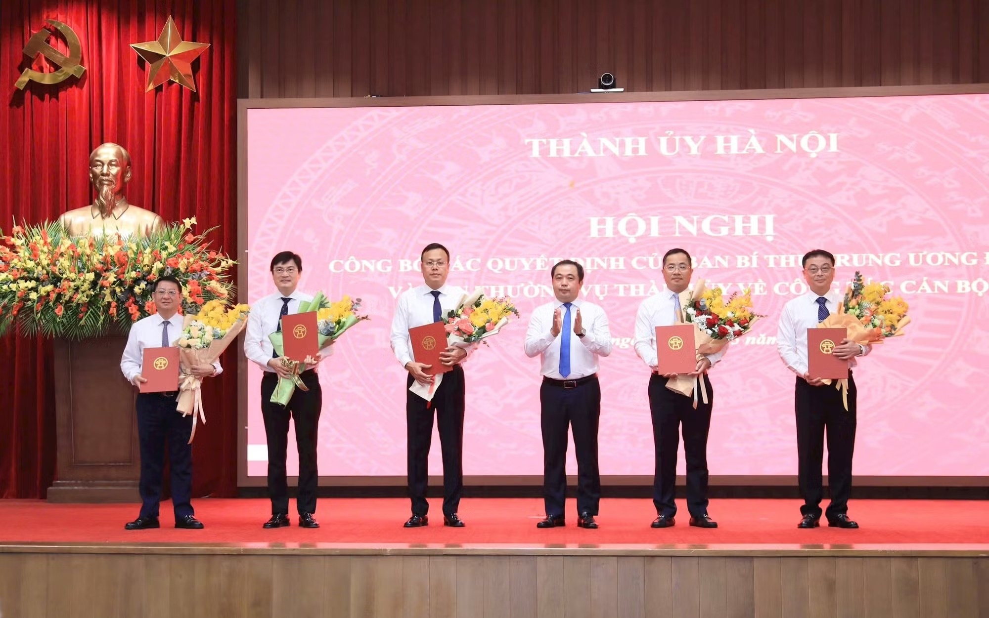 Cong bo quyet dinh cua Ban Bi thu ve cong tac can bo tai Ha Noi hinh anh