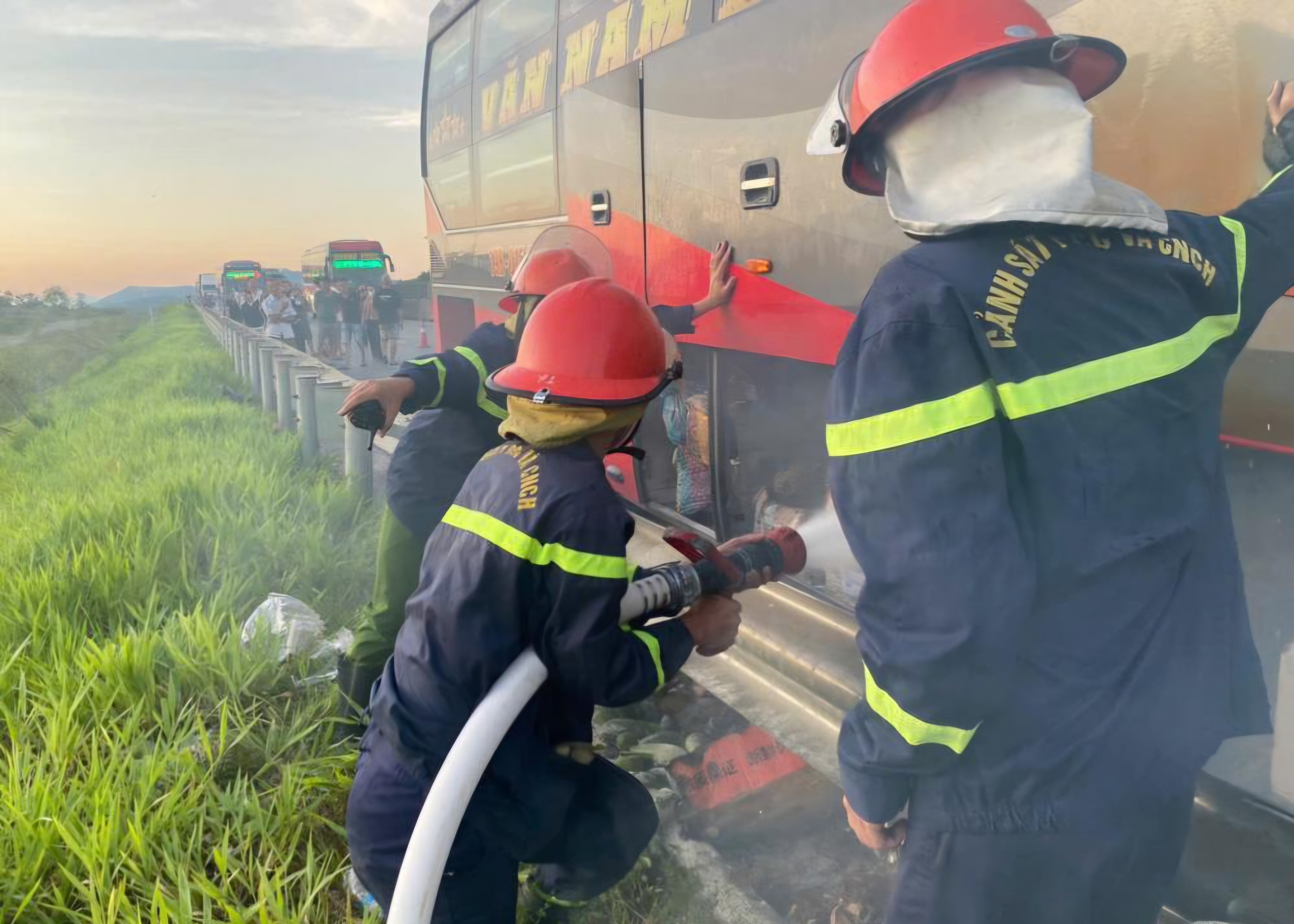 Xe khach giuong nam cho 33 nguoi boc chay tren cao toc Bac - Nam hinh anh